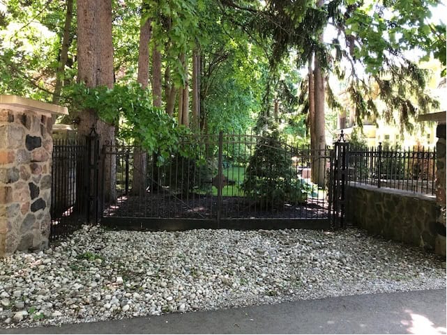 Author’s colour photograph granite and wrought iron gates and of the former Lakewood Estate, Oakville, May 2024.